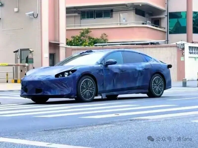 或定名为“镁9”！或搭乾崑高阶智驾！方程豹首款轿车谍照曝光！