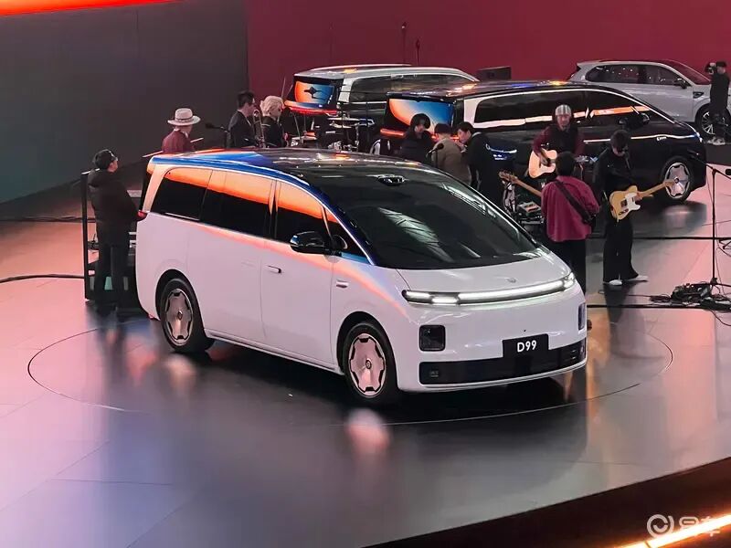 增程/纯电两种动力！首创舱驾一体中央域控！搭巨幕天窗！零跑D99发布！