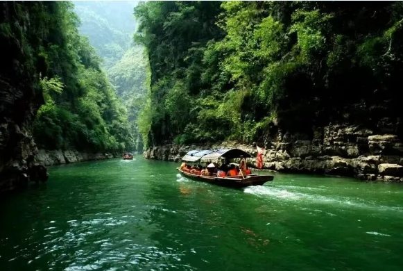 白鹤梁水下博物馆、三峡之巅等景区，客流预警、限流→